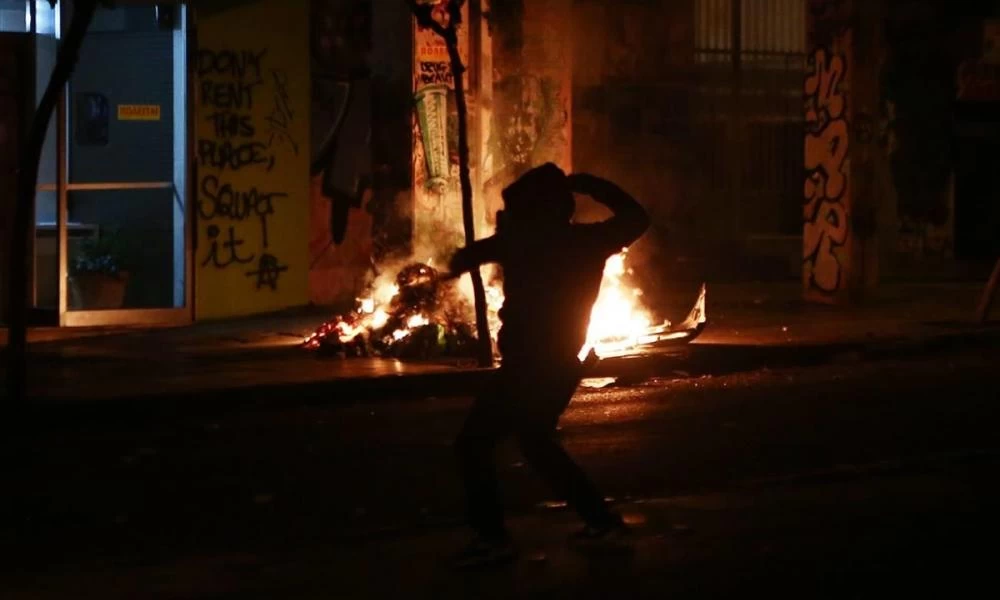 Eπίθεση με μολότοφ εναντίον χώρου στάθμευσης οχημάτων της Αστυνομίας